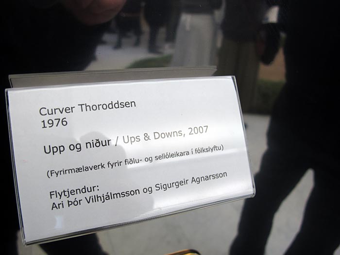 Reykjavík. Konzert im Fahrstuhl. - ... "Ups & Downs" (Auftragswerk für Geige und Cello in Fahrstuhl) von Curver Thoroddsen. (26.02.2011)