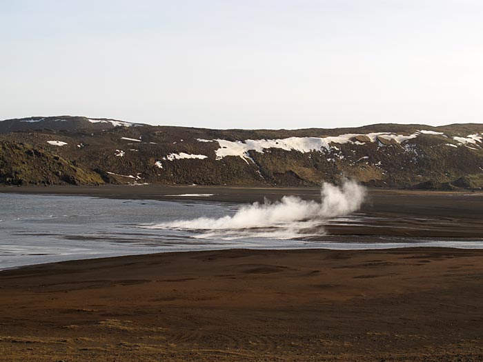 Kleifarvatn. Nice weather at the lake ... -  (4 March 2011)