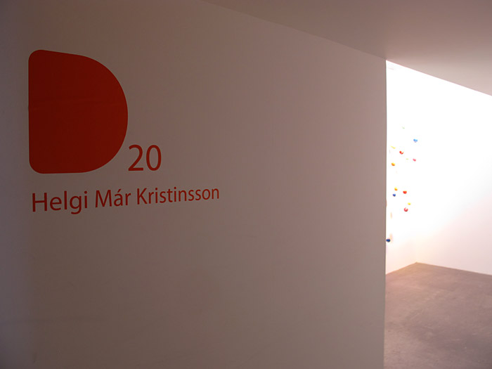 Reykjavík. Die Vernissage während der Weingläser. - Zur Ausstellung des Künstklers Helgi Már Kristinsson im Saal D im Hafnarhús. (10.03.2011)