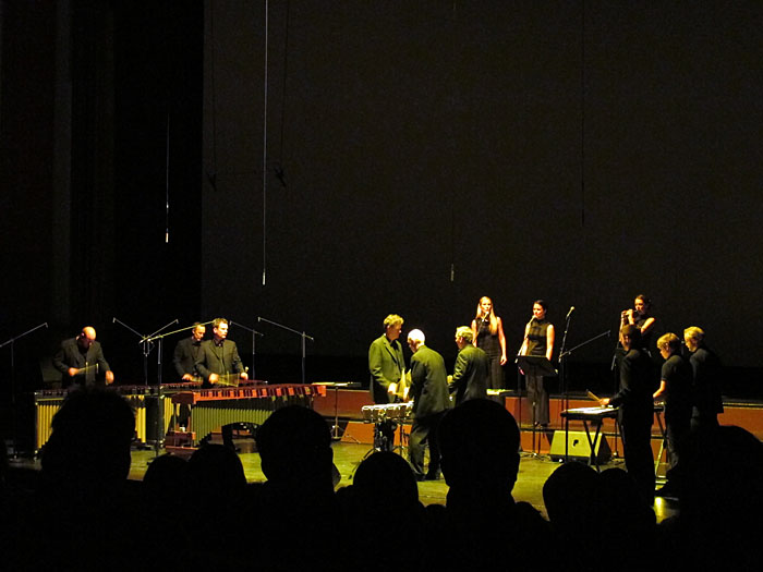 Reykjavík. Verschiedenes XXVIII. - Konzert: <a href='http://www.sinfonia.is/tonleikar/2011/3/25/nr/814' target='_blank' class='linksnormal'>Steve Reich - Drumming</a>. Aufgeführt vom "<a href='http://www.sinfonia.is/english' target='_blank' class='linksnormal'>Iceland Symphony Orchestra</a>". Part 2. (12. bis 26.03.2011)