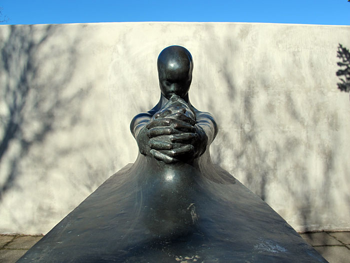 Reykjavík. Verschiedenes XXIX. - Skulptur, im Garten des <a href='http://www.skulptur.is/index.e.html' target='_blank' class='linksnormal'>Einar Jónsson-Museums</a>. (01. bis 10.04.2011)