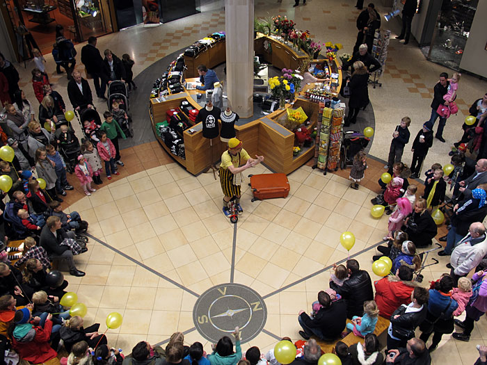 Reykjavík. Verschiedenes XXIX. - Zirkus-Clown-Show im Kringlan von und mit <a href='http://www.wallyshow.com/' target='_blank' class='linksnormal'>Wally</a>. Ein Bild von dieser Show ist auch in meinem Buch "<a href='http://www.claus-in-island.de/bilder-und-ihre-geraeusche/index.php' target='_blank' class='linksnormal'>Pictures  and their sounds</a>" zu sehen und zu hören! (01. bis 10.04.2011)