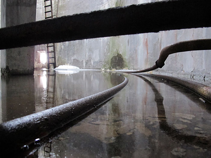 Djúpavík. Ein Tag länger in Djúpavík. - So ging ich dann in einem Tank der Fabrik und... (15. bis 18.04.2011)