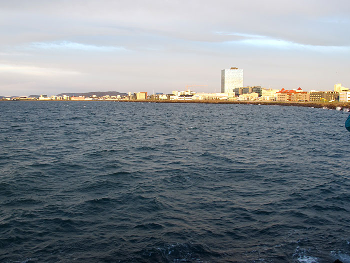 Reykjavík. Wo ist die Flasche jetzt? - Im Wasser. (08.05.2011)
