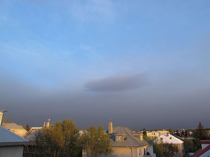 Reykjavík. Verschiedenes XXXI. - Die Aschewolke des Vulkanes Grímsvötn kurz vor Reykjavík. (03. bis 22.05.2011)