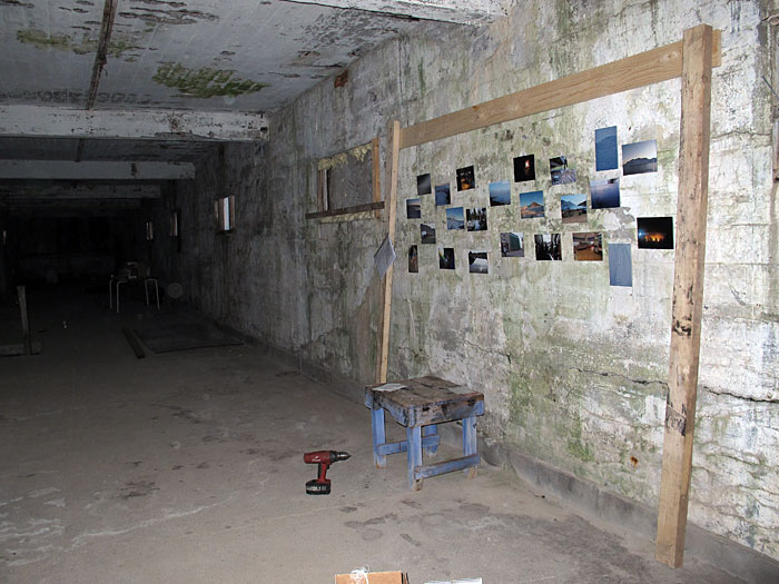 Djúpavík. Aufbau meiner Ausstellung. - Test gelungen! So können nun die weiteren 200 Bilder aufgehängt werden. (27. bis 29.05.2011)