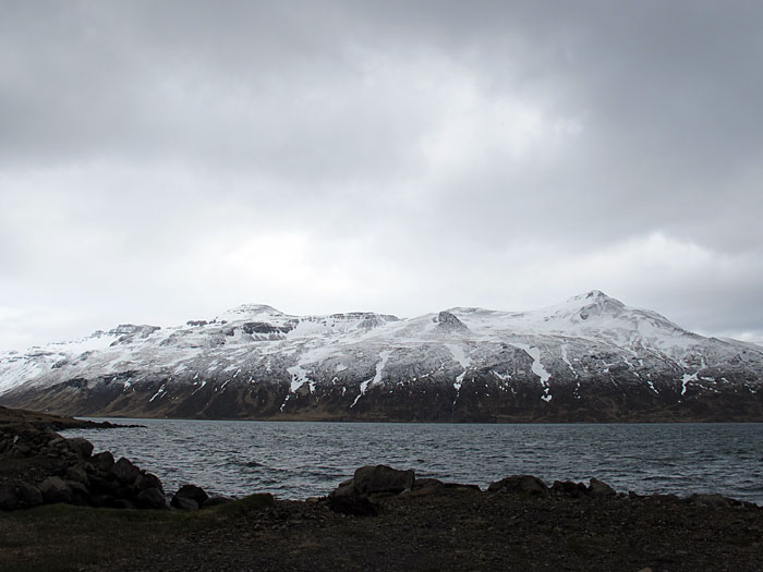 Djúpavík. Der Tag heute. - Schnee - etwas spät (schon Ende Mai, fast mitten im Sommer!) in Djúpavík. (30.05.2011)