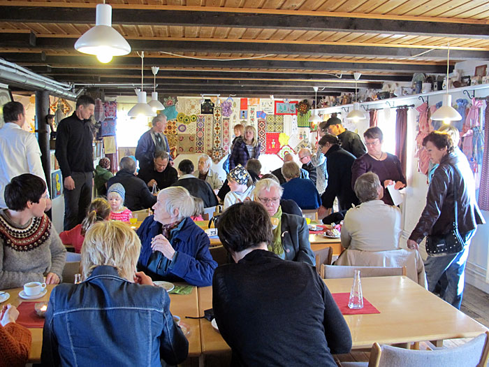 Djúpavík. Ausstellung "Isländische Stickarbeiten" im Hotel. - Mehr als 60 Gäste kamen zu der Eröffnung der Ausstellung. (05.06.2011)