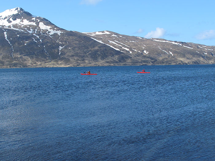 Djúpavík. Verschiedenes XXXII. - Johanna und Ulli, Gäste des Hotel, unterwegs in ihren Kajaks auf dem Fjord. Während Sonnenschein :-) und kalten Wind. (01. bis 15.06.2011)