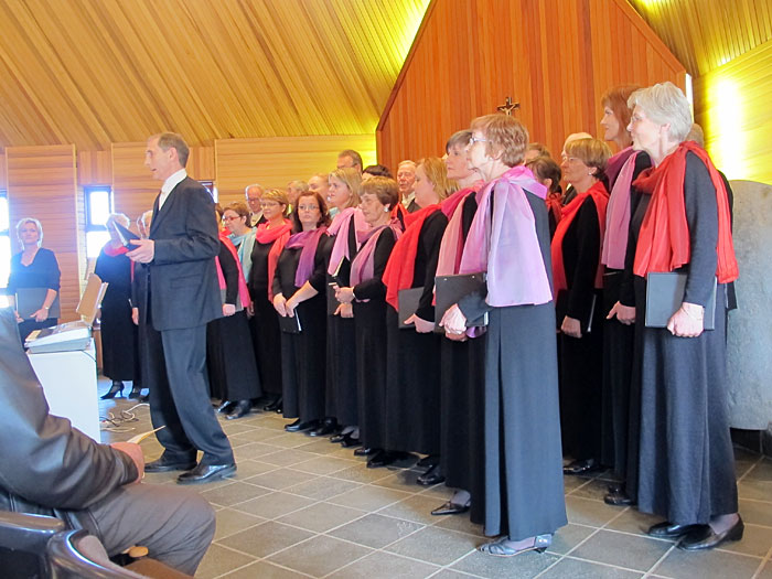 Djúpavík. Verschiedenes XXXII. - Der Kirchenchor 'Kór Átthagafélags Strandamanna' in der neuen Kirche in Árnes. (01. bis 15.06.2011)