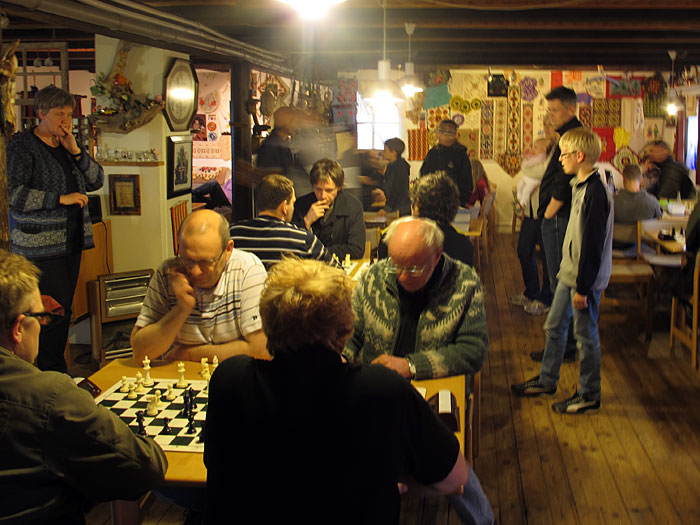Djúpavík. 4. Schachturnier, diesmal im Hotel. - Volles Haus heute Abend. (17.06.2011)
