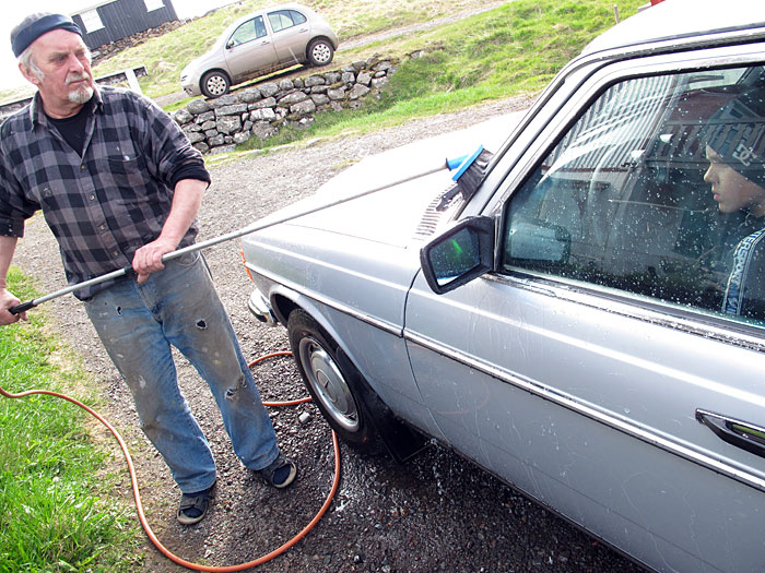 Djúpavík. Cars. - Ásbjörn washing his <a href='http://tibauna.de/wp-content/uploads/2010/05/MB-Classic-island72dpi1.pdf' target='_blank' class='linksnormal'>Mercedes Benz</a>. (24 June 2011)