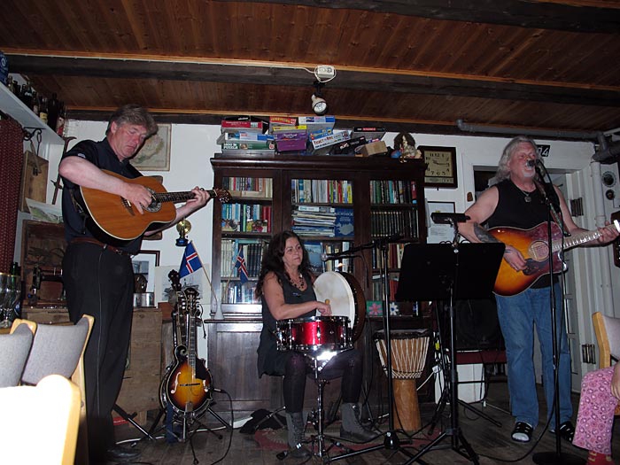 Djúpavík. Concert - Hermann Ingi, Hlöðver and Elísabeth. - <a href='http://www.myspace.com/hrafnar' target='_blank' class='linksnormal'>Hlöðver</a>, Elísabeth and <a href='http://www.facebook.com/pages/Hljmsveitin-Hrafnar-Pbbliners/170319261443' target='_blank' class='linksnormal'>Hermann Ingi</a>. (25 June 2011)