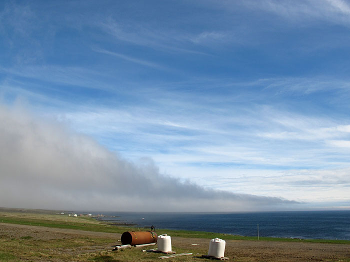 Djúpavík. Ein wunder-voller Tag. - Bei der Farm Kjörvogur, und etwas weiter der Ort Gjögur. (02.07.2011)