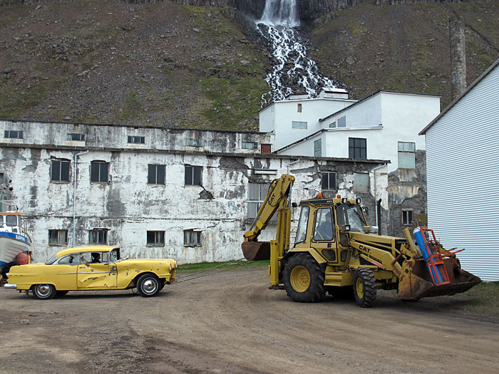 Djúpavík. Hmmm, das gelbe Auto sprang nun doch nicht mehr an. - 3/11. (04.07.2011)