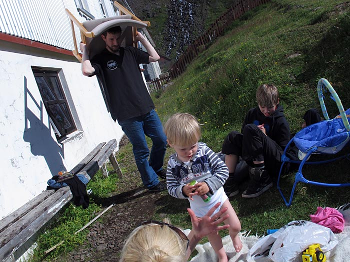 Djúpavík. Der jährliche Besuch beim Friseur (in Djúpavík). - Freilufthaareschneiden! (Das Bild wurde aufgenommen von Álfheiður!). (09.08.2011)