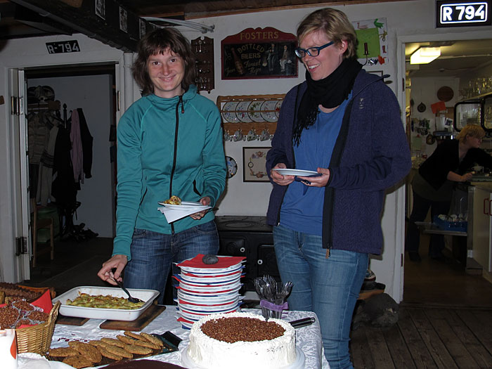 Djúpavík. Djúpavíktage III (5. Kaffihlaðborð). - Julia und Tina :-). (14.08.2011)