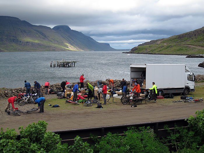 Djúpavík. 6. (und letzter) Kaffihlaðborð. - Diesmal mit besonders vielen Gästen - etwa 50 Fahrradfahrern, die von Norðurfjörður (etwa 40 km weiter im Norden) nach Djúpavík fuhren, um sich hier zu treffen (um ihre Räder in den LKW zu laden und um guten Kuchen zu speisen). (28.08.2011)