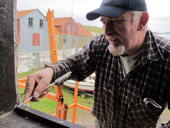 Djúpavík. Verschiedenes XXXIV. - In der Heringfabrik VII - Ásbjörn saniert die Fenster. (07. bis 30.08.2011)