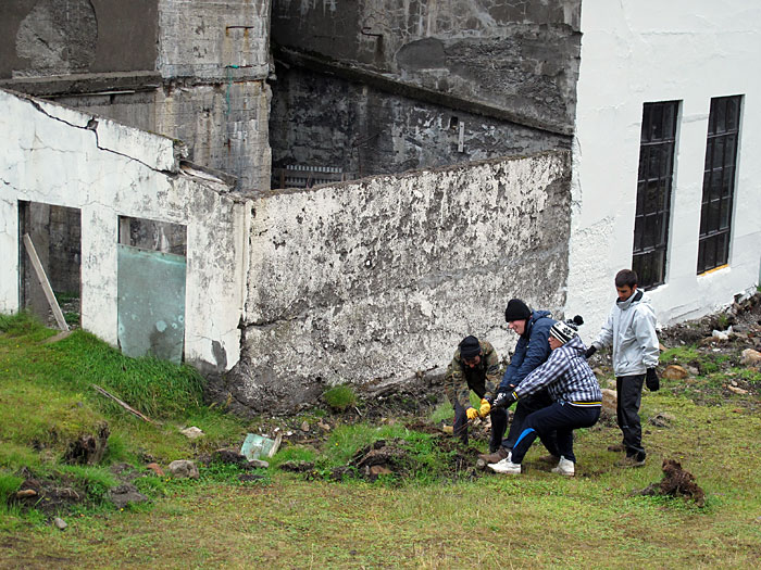 Djúpavík. Verschiedenes XXXIV. - Ausserhalb der Heringfabrik - Eifrige Voluntäre von <a href='http://www.facebook.com/volunteer.workcamps.iceland' target='_blank' class='linksnormal'>SEEDS</a> helfen mit beim Aufräumen - takk fyrir! (07. bis 30.08.2011)