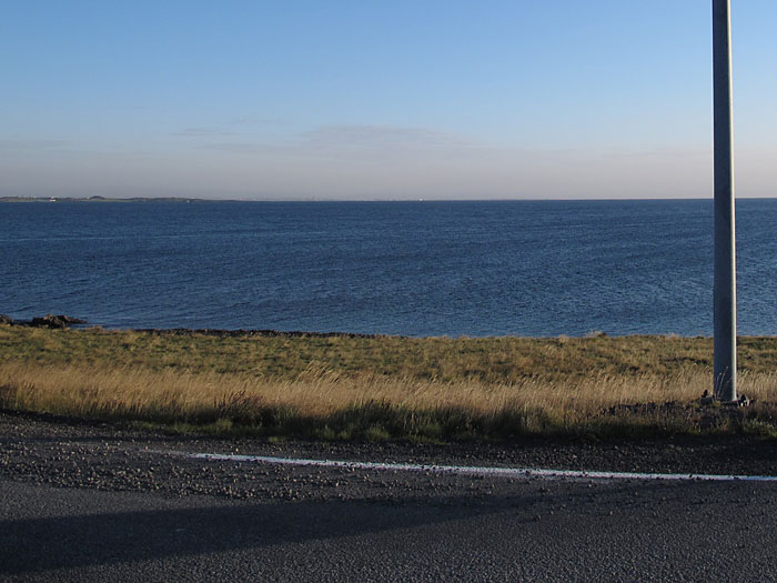 Djúpavík. Blauer Himmel (Rückfahrt). - Blauer Himmel IV (mit Laternenpfahl und Aschewolke). (11.09.2011)