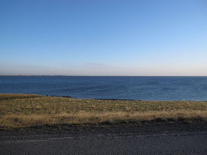 Djúpavík. Blauer Himmel (Rückfahrt). - Blauer Himmel V (ohne Laternenpfahl aber mit Aschewolke). (11.09.2011)