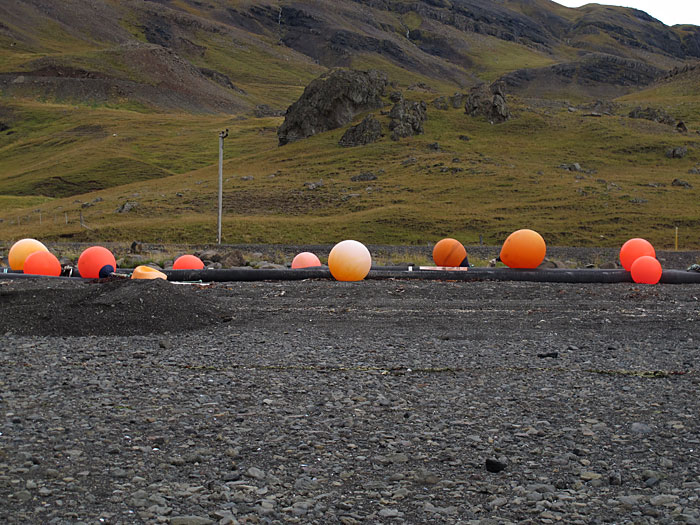 Hvalfjörður. Nochmals Hvalfjörður, aber diesmal ganz. - Ein Stück weiter diese grellfarbenen Kugeln. (24.09.2011)