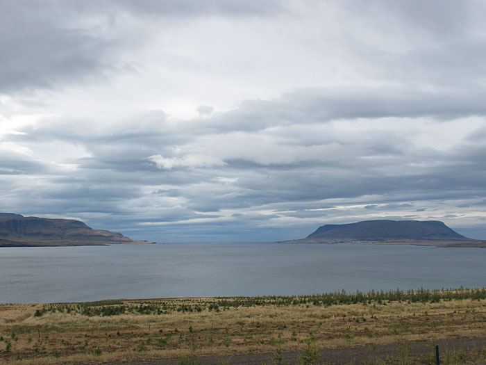 Hvalfjörður. Nochmals Hvalfjörður, aber diesmal ganz. - Blick in Richtung Westen, rechts der Berg Arkranesfjall. (24.09.2011)