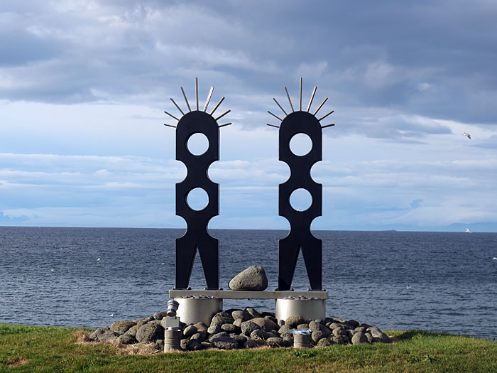 Hvalfjörður. Nochmals Hvalfjörður, aber diesmal ganz. - Eine Skulptur in Arkranes. (24.09.2011)