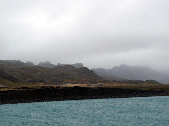 Kleifarvatn. Regen! Regen! Regen! - Blick über den Grænavatn (den grünen See) zum Heissquellengebiet <a href='http://de.wikipedia.org/wiki/Krsuv%C3%ADk' target='_blank' class='linksnormal'>Krýsuvík</a>. (25.09.2011)