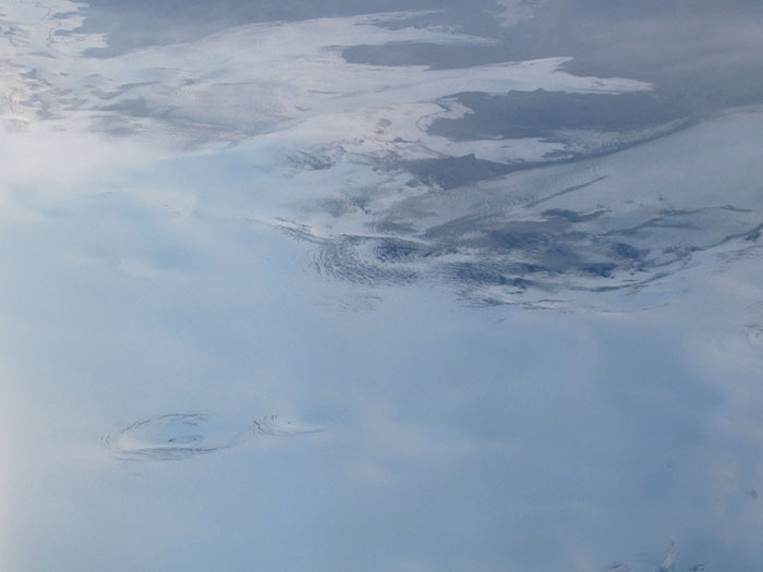 Island. Flug nach Deutschland. - Eine Delle auf einem Gletscher. (06.10.2011)