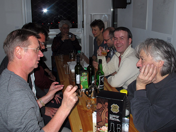 Frankfurt. Claus in der EULENGASSE. - Nach Mitternacht noch in einer kleinen Runde, aber mit Brennivín. (07.10.2011)