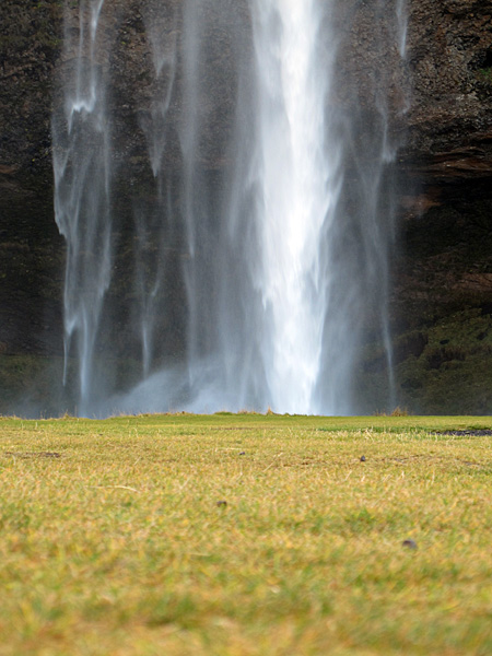 South coast. Excursion. - <a href='http://www.world-of-waterfalls.com/iceland-seljalandsfoss.html' target='_blank' class='linksnormal'>Seljalandsfoss</a> (Details about this waterfall on 'World of waterfalls'). (5 November 2011)