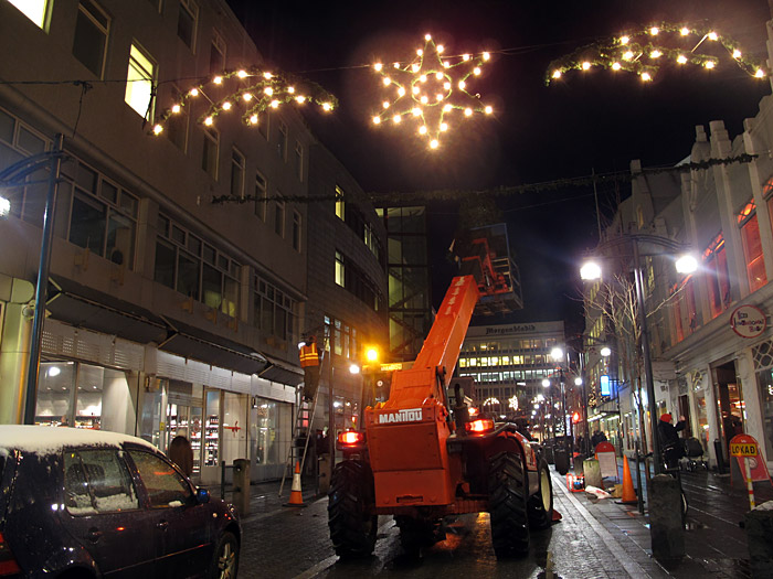 Reykjavík. Verschiedenes XXXVI. - Anbringen der Weihnachtsbeleuchtung in der Innenstadt von Reykjavík. (12. bis 27.11.2011)