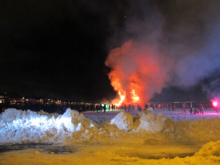 Reykjavík. Feuerparty. - Das grosse Feuer an der Ægisíða. II. Danke für dieses Jahr und ... (31.12.2011)