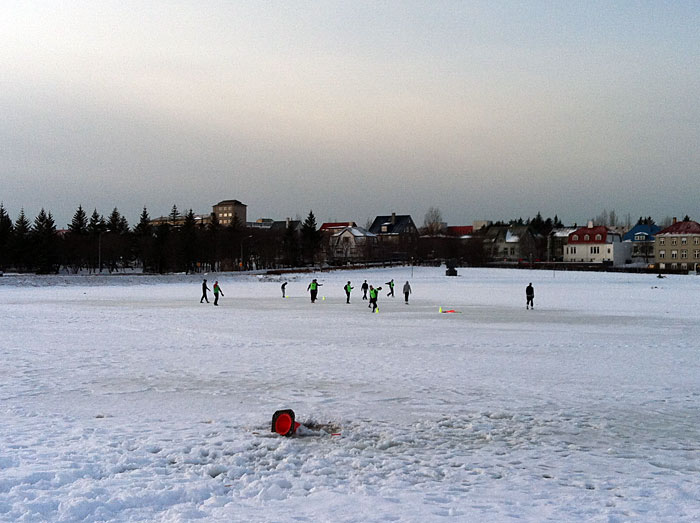 Reykjavík. Verschiedenes XXXIX. - Fussball spielen auf dem (gefrorenen) Teich Tjörninn. (04. bis 10.01.2012)