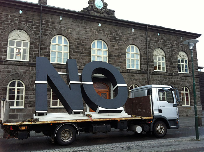 Reykjavík. 'NO' von Santiago Sierra in Reykjavík. - 'NO Global Tour' des Künstlers <a href='http://www.artmuseum.is/desktopdefault.aspx/tabid-2185/3362_read-29908/' target='_blank' class='linksnormal'>Santiago Sierra</a> macht Station vor dem isländischen Parlament Alþingi. (16.01.2012)