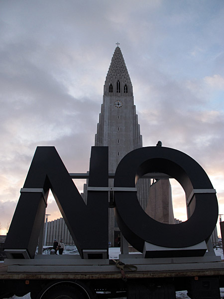 Reykjavík. Heute 'NO' vor der Hallgrímskirkja. - 'NO Global Tour' des Künstlers <a href='http://www.artmuseum.is/desktopdefault.aspx/tabid-2185/3362_read-29908/' target='_blank' class='linksnormal'>Santiago Sierra</a> vor der Kirche Hallgrímskirkja. (19.01.2012)