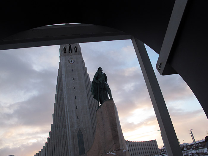 Reykjavík. Heute 'NO' vor der Hallgrímskirkja. - 'NO Global Tour' des Künstlers <a href='http://www.artmuseum.is/desktopdefault.aspx/tabid-2185/3362_read-29908/' target='_blank' class='linksnormal'>Santiago Sierra</a> vor der Kirche Hallgrímskirkja. (19.01.2012)