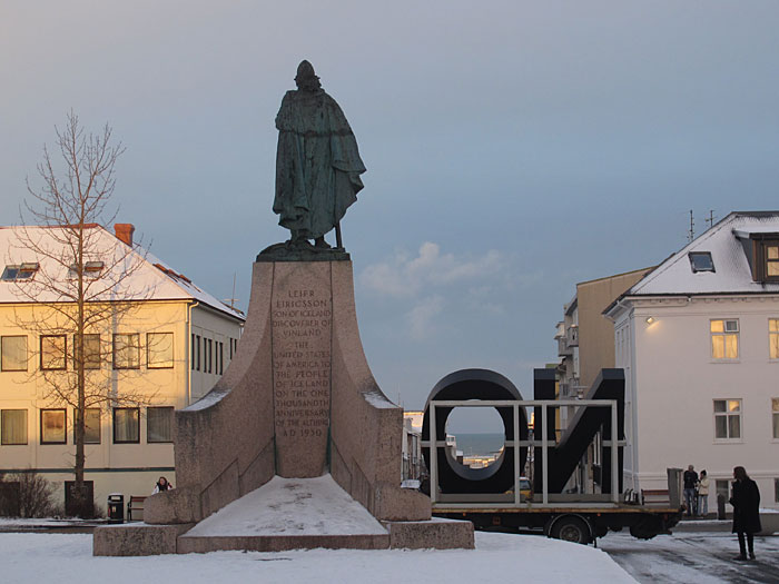 Reykjavík. Heute 'NO' vor der Hallgrímskirkja. - 'NO Global Tour' des Künstlers <a href='http://www.artmuseum.is/desktopdefault.aspx/tabid-2185/3362_read-29908/' target='_blank' class='linksnormal'>Santiago Sierra</a> vor der Kirche Hallgrímskirkja. (19.01.2012)