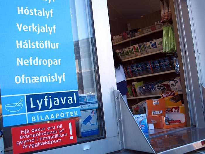 Reykjavík. Zweimal merkwürdig einkaufen. - Eine Drive-In-Apotheke. Gibt es sowas inzwischen auch in Deutschland? (21.01.2012)