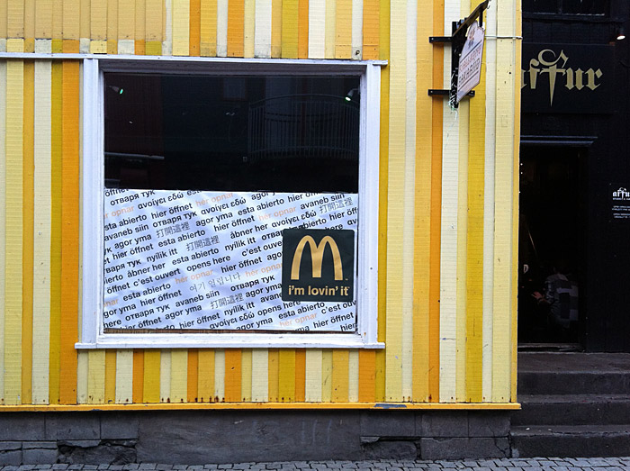 Reykjavík. Verschiedenes XXXX. - Soso, macht hier (Laugavegur 23) ein McDonald's auf?! Wie ich aber inzwischen in Erfahrung bringen konnte (siehe <a href='http://www.facebook.com/photo.php?fbid=10150561114262382' target='_blank' class='linksnormal'>hier</a>) macht etwas ähnliches auf: Nammibar ('Zuckerwaren-Bar').  (22. bis 31.01.2012)