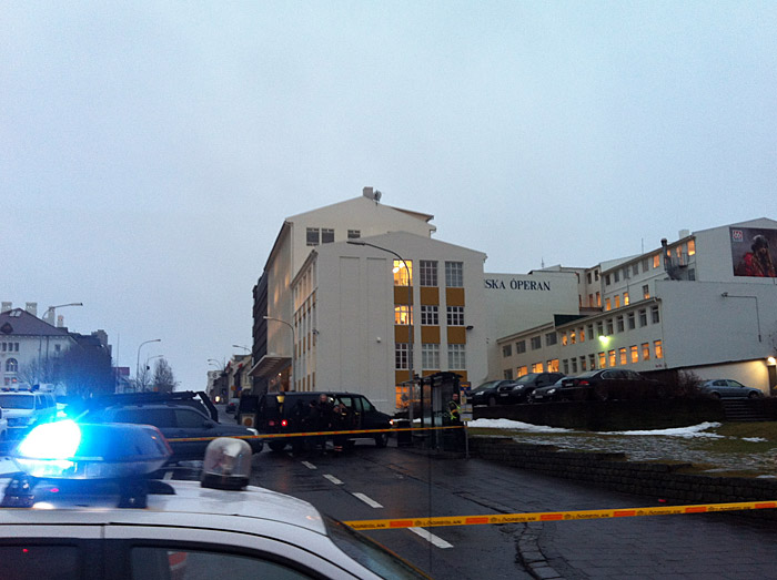 Reykjavík. Verschiedenes XXXX. - Die Strasse Hverfisgata war heute geschlossen - aufgrund einer Bombedrohung! Weitere Details <a href='http://www.icelandreview.com/icelandreview/daily_news/Police_Seek_Witnesses_Bomb_Not_Just_Fireworks_0_386944.news.aspx' target='_blank' class='linksnormal'>hier</a>. (22. bis 31.01.2012)
