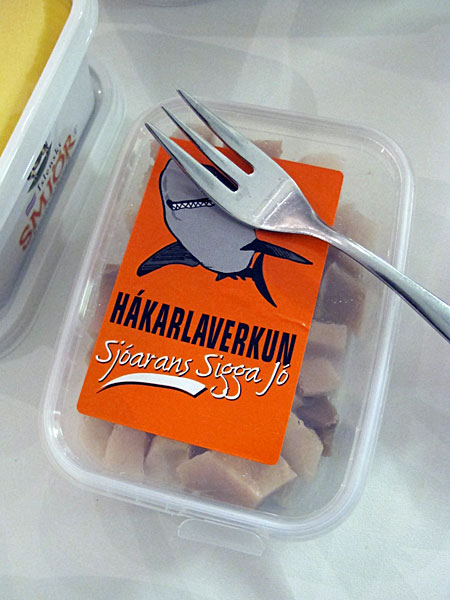 Reykjavík. Feines Abendessen "Þorrablót". - <a href='http://de.wikipedia.org/wiki/Hkarl' target='_blank' class='linksnormal'>Hákarl</a> - das vergorene Haifischfleisch. (03.02.2012)