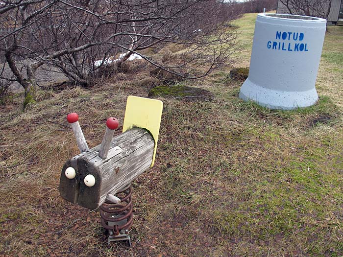 Munaðarnes. Sommerhaus für ein Wochenende. - ... oder im Wald. Ein weiteres Spielzeug für Kinder, und eines für Erwachsene (ein Grill!). (03. und 04.03.2012)