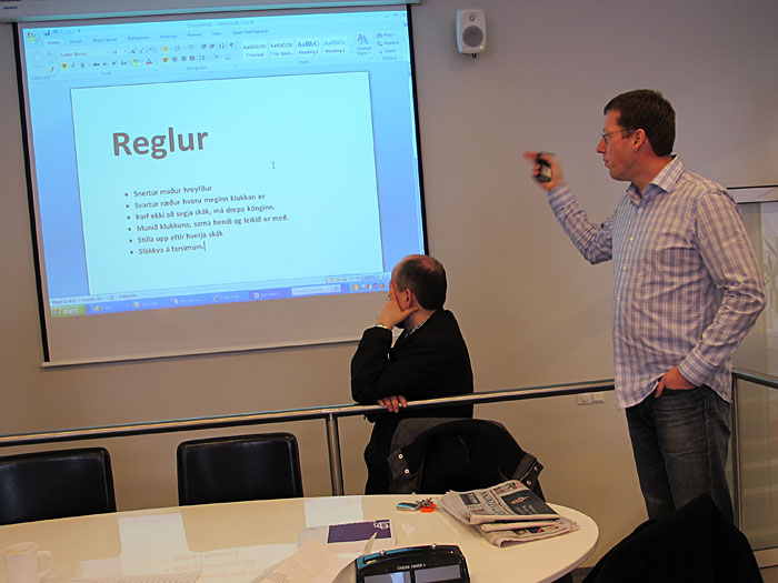 Reykjavík. Heute ein kleines Schachturnier im Kollegenkreis (Pósturinn)! - Guðmundur Karl, der Turnierleiter, erörtert die Regeln. (17.03.2012)