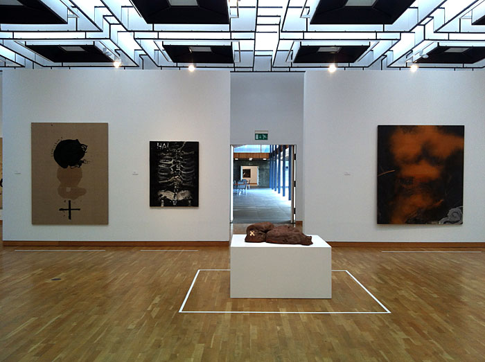 Reykjavík. Ein Tag im Museum - mit Antoni Tàpies. - Ausstellung im <a href='http://www.artmuseum.is/desktopdefault.aspx/tabid-2171/3525_read-6545/' target='_blank' class='linksnormal'>Kjarvalsstaðir</a> - "<a href='http://www.artmuseum.is/desktopdefault.aspx/tabid-2182/3369_read-1846/date-1717/' target='_blank' class='linksnormal'>Tàpies  Image, Body, Pathos".</a> (01.04.2012)