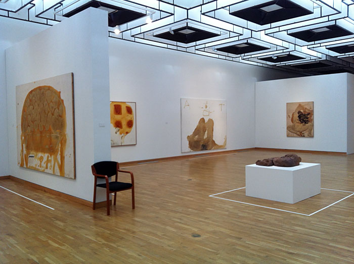 Reykjavík. Ein Tag im Museum - mit Antoni Tàpies. - Ausstellung im <a href='http://www.artmuseum.is/desktopdefault.aspx/tabid-2171/3525_read-6545/' target='_blank' class='linksnormal'>Kjarvalsstaðir</a> - "<a href='http://www.artmuseum.is/desktopdefault.aspx/tabid-2182/3369_read-1846/date-1717/' target='_blank' class='linksnormal'>Tàpies  Image, Body, Pathos".</a> (01.04.2012)