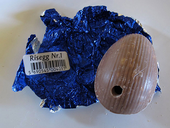 Reykjavík. Der grosse Schokoladen-Ostereier Test. - Ei 1: Das Entfernen der Verpackung war nicht leicht. Das Schokoladenei hat ein kleines Loch (siehe Foto). Negativ fiel auf: Keine Angaben �ber die Zutaten (so geht das nicht, wenn ein EU-Beitritt gew�nscht wird!), nur ein Aufkleber mit Produktname und Barcode. (Ostern 2012)