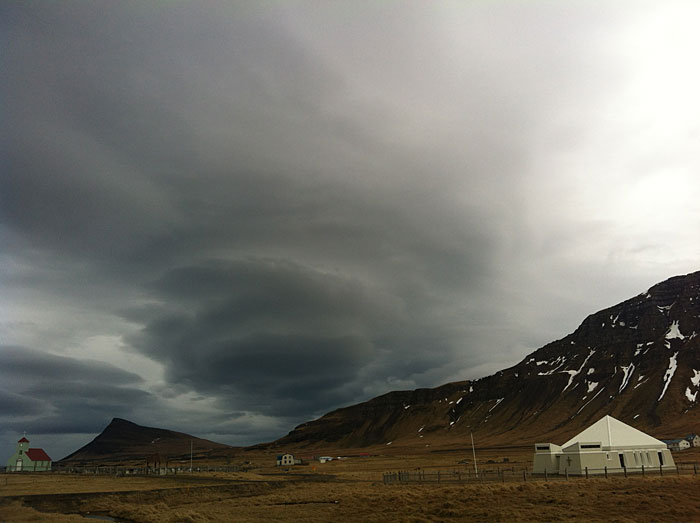 Djúpavík. Ostern in Djúpavík. - Etwas weiter im Norden, Trékyllisvík, die alte und die neue Kirche. (06. bis 08.04.2012)